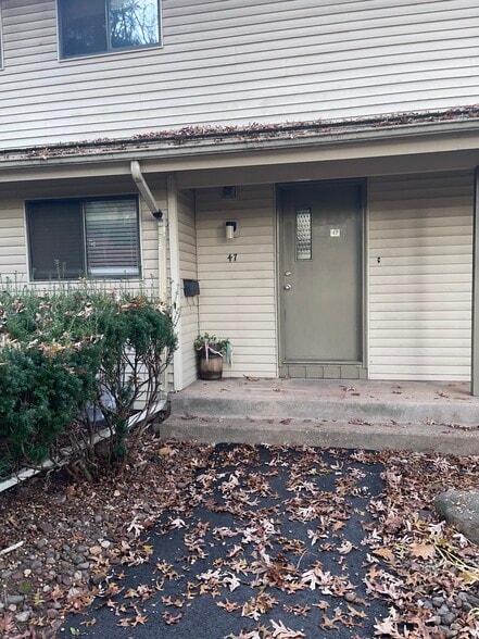 Building Photo - 339 Oakland St