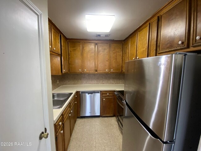 Building Photo - 5133 Sleepy Hollow Dr