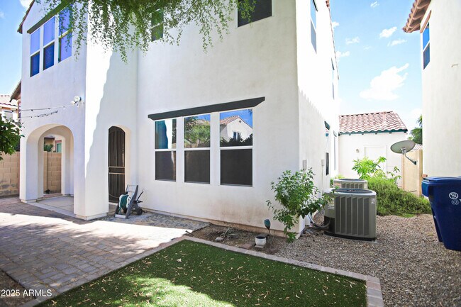 Building Photo - 1090 W Caroline Ln