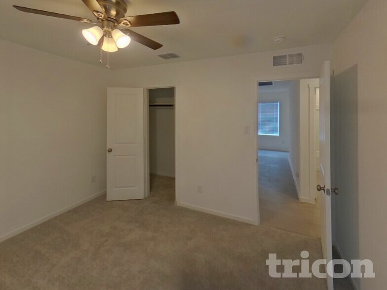 Building Photo - 807 Ponderosa Ln