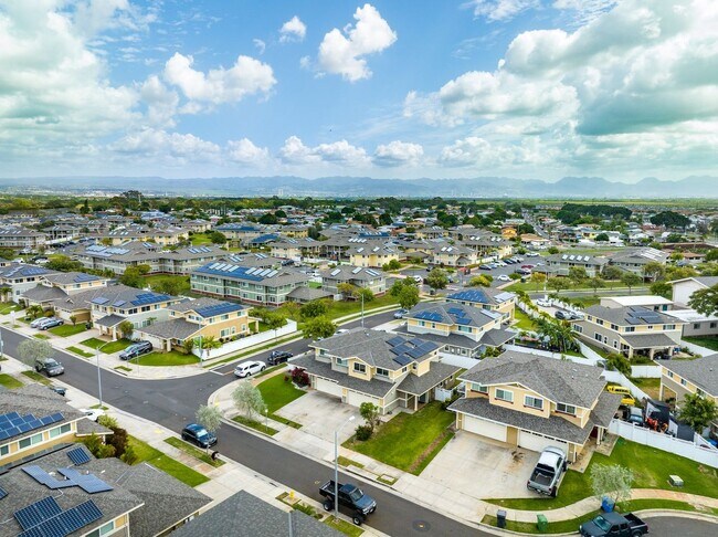 Building Photo - Welcome to this bright and inviting 3 bedroom