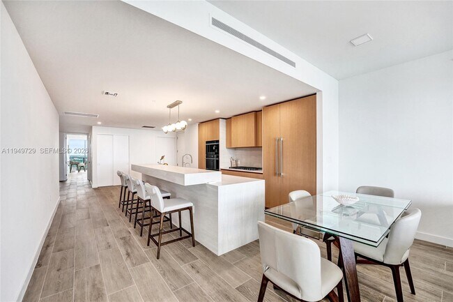 Building Photo - 900 N Ocean Blvd