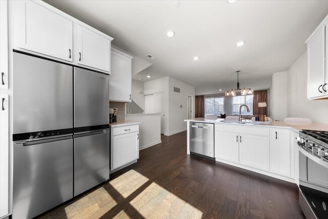 Building Photo - 2217 Venture Dr