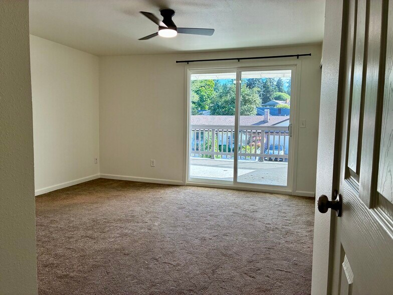 En suite - 9301 SW Hill St