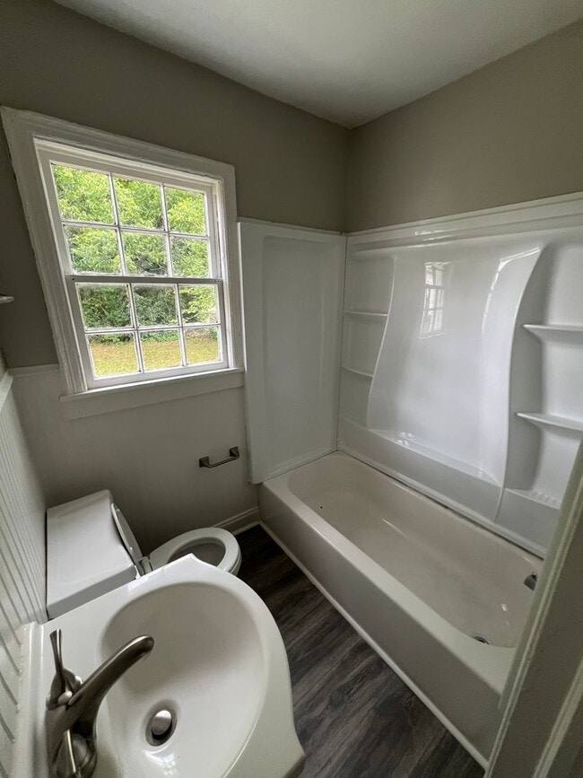 Building Photo - Two bedroom one bath