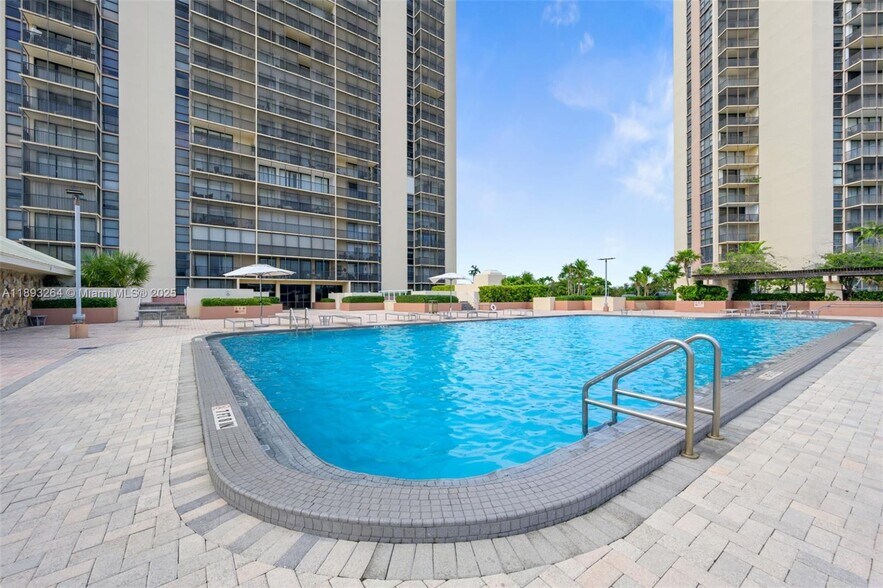 Building Photo - 20301 W Country Club Dr