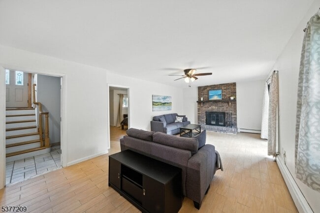 Building Photo - 31 Crescent Dr