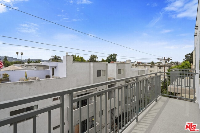 Building Photo - 11042 La Maida St