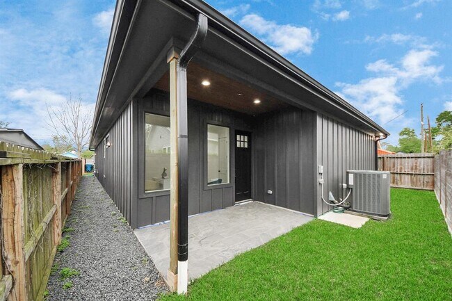 Building Photo - 5520 Chapman St