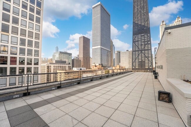 Building Photo - 253 E Delaware Pl