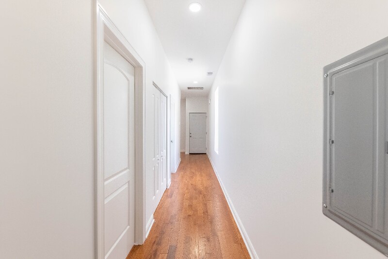 Building Photo - 914 W 19th St