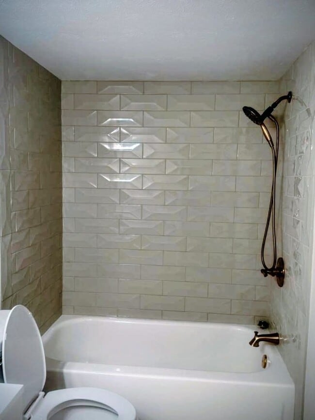 Building Photo - Updated Rocky River Condo – 1 Bed, 1 Bath in Prime Location Near Shopping & Lake Erie