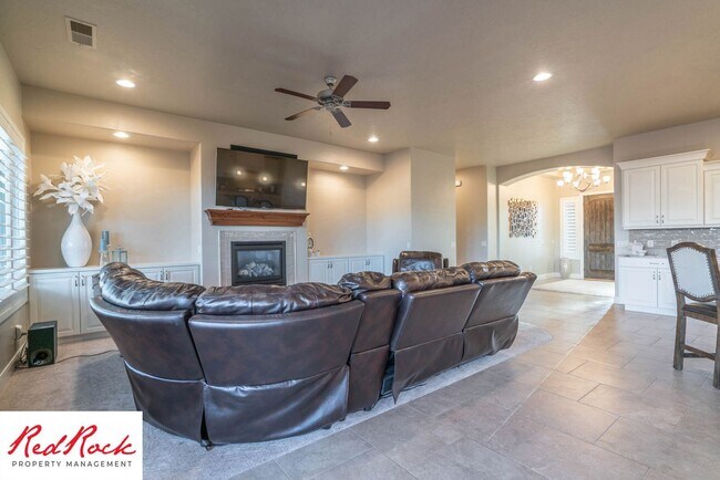Building Photo - Stunning 2 Bedroom Fully Furnished Home. Community Pool & Mini Golf!