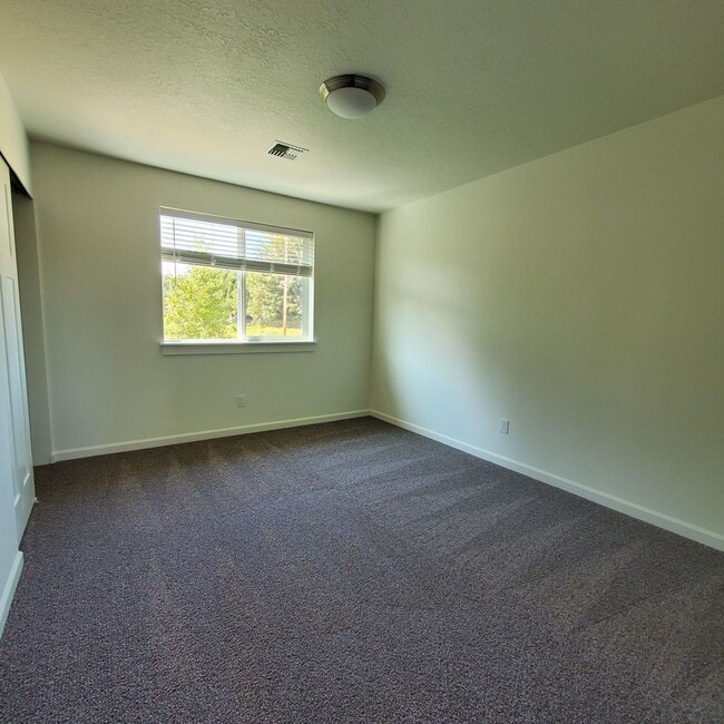 Building Photo - Dog Friendly 3bed : 2.5 bath home w/ Garage