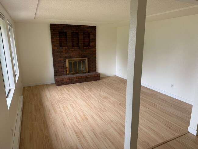 Building Photo - 3 bedroom 2 Bath All New and Upgraded Easy Access to Shops & Frwy $2900 a Month.