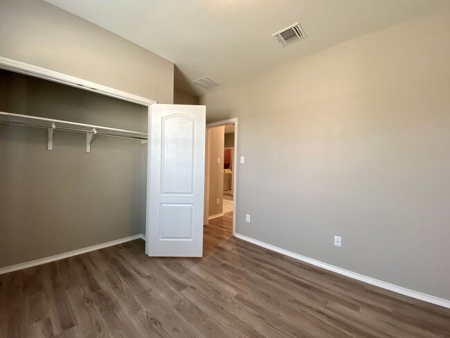 Building Photo - Stunning and Spacious 3 bedroom- 2 bathroo...