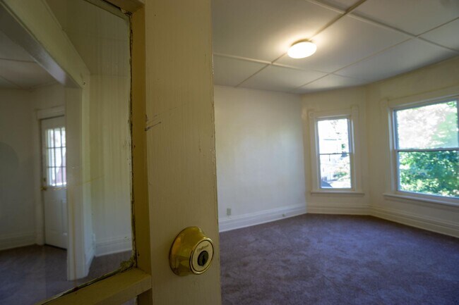Building Photo - 713 S Beech St