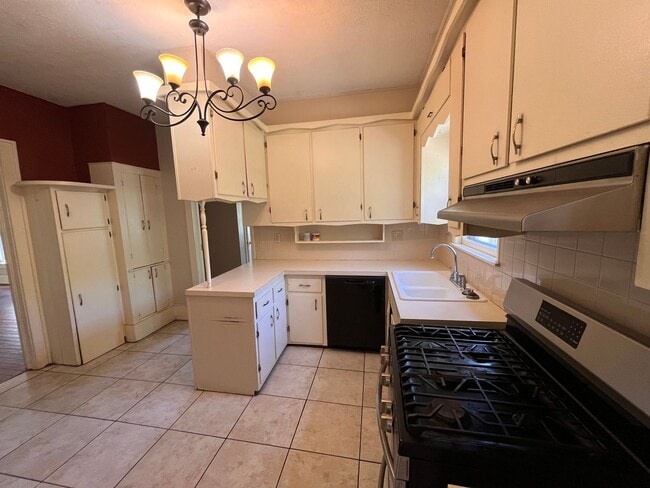 Building Photo - Beautiful 3 Bedroom Home
