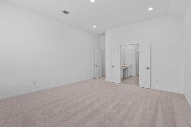 Building Photo - 2716 Pne Blf Dr