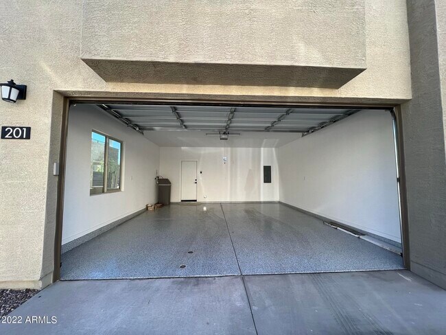 Building Photo - 746 E Doral Ave