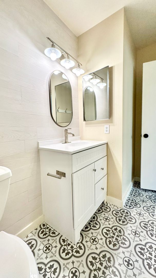 Building Photo - Beautifully Remodeled Upstairs Condo Unit with Private Balcony Patio in Downtown Fallbrook!