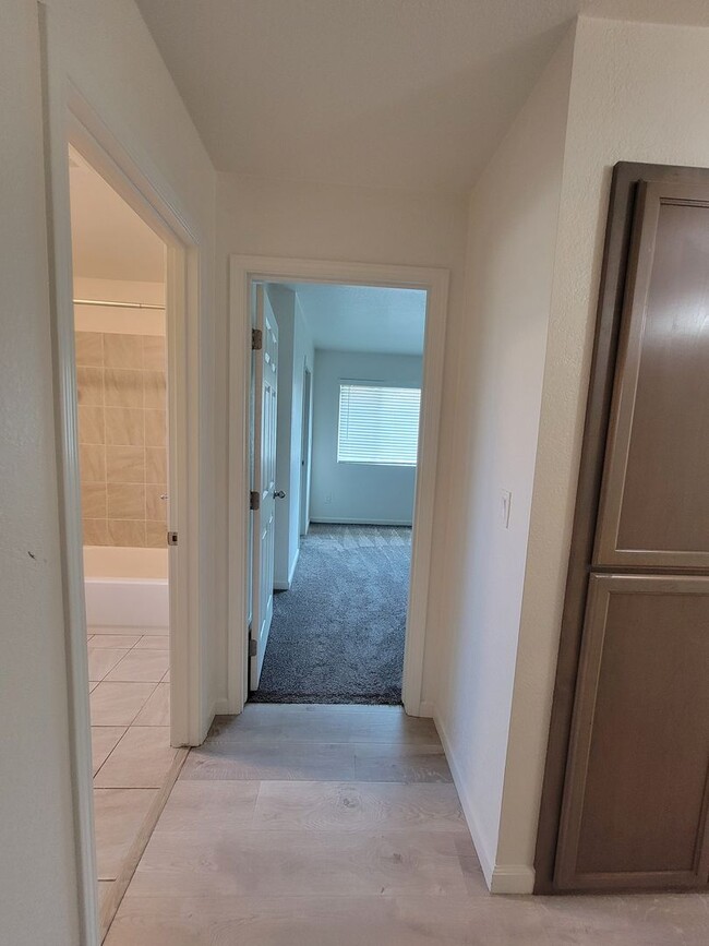 Building Photo - Beautiful 3 Bedroom 2 Bathroom Home in SW Visalia!