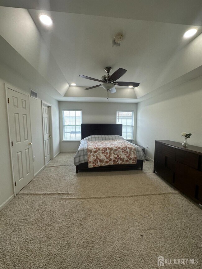 Building Photo - 25 Eddington Ln