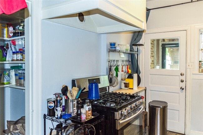 Building Photo - 1918 Robbins Pl