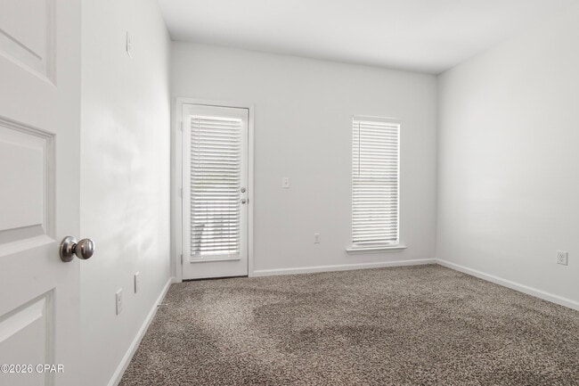 Building Photo - 413 Raven Ln