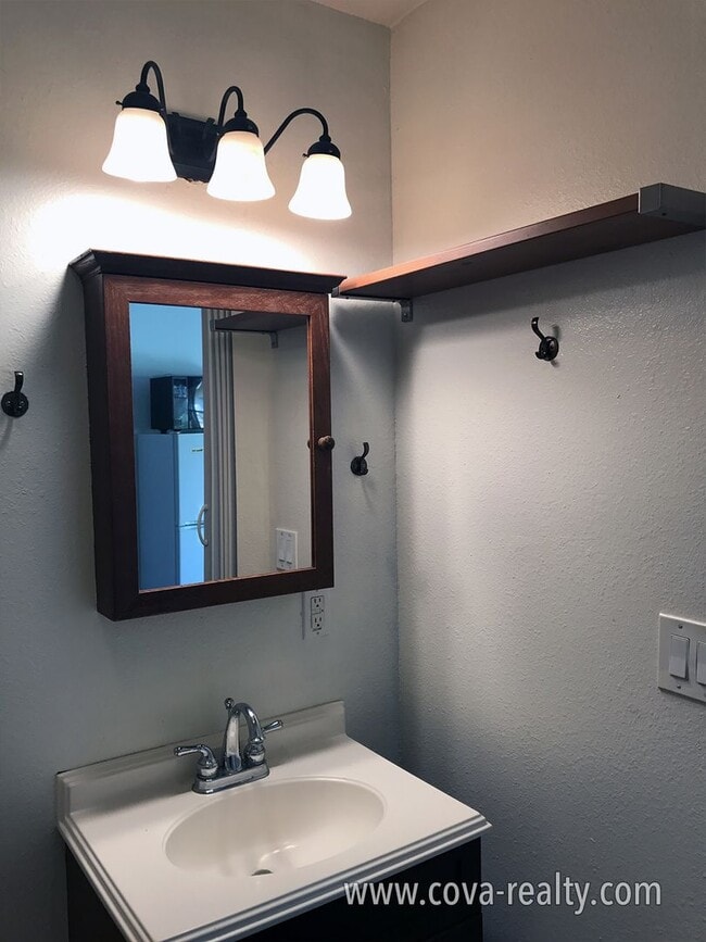 Building Photo - 724 W Roderick Ave