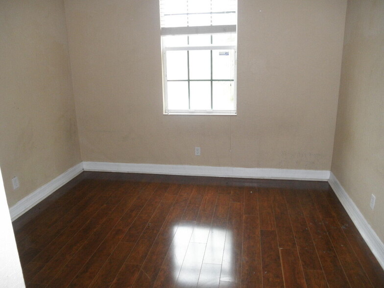 Building Photo - 888 Pipers Cay Dr
