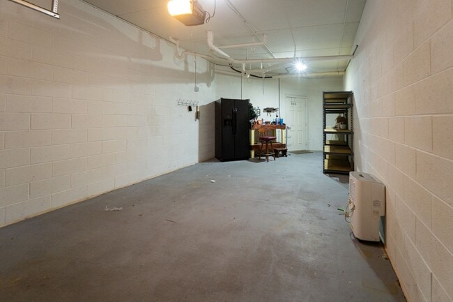 Building Photo - Belle Haven 2-Bedroom Condo with Pond View and Garage