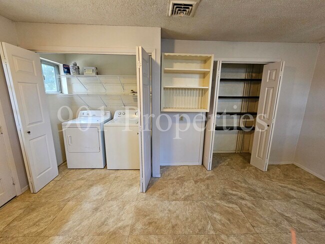 Building Photo - 582 Loeb St