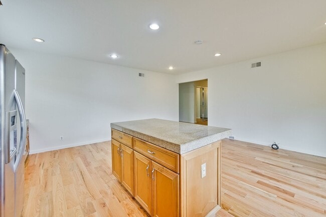 Building Photo - Nicely Refreshed Single Story 4 BR/2BA Gre...