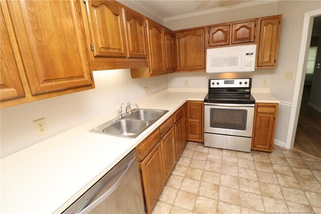 Building Photo - 118 Planetree Ln