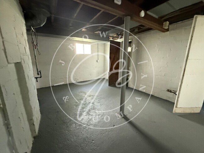 Building Photo - "Charming 3-Bedroom Gem with Granite countertops in West Toledo.