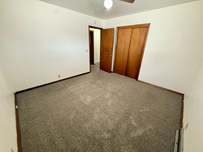 Building Photo - $1,000 off first months rent! Quick Move In! 3 bedroom, 1.5 Bath Home with attached garage in Lov...