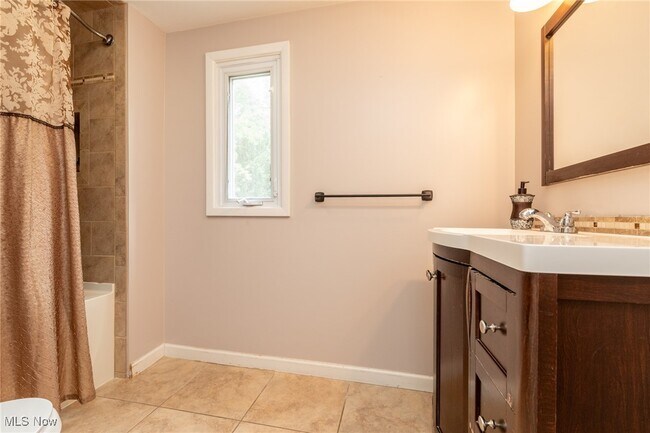 Building Photo - 25035 Penshurst Dr