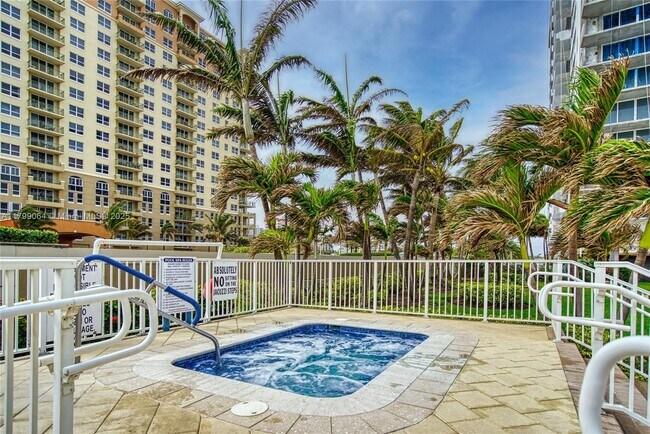 Building Photo - 2030 S Ocean Dr