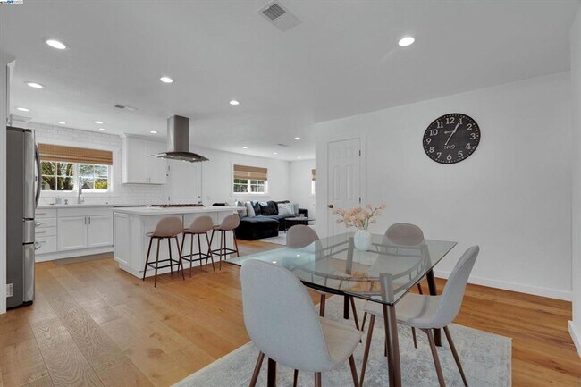 Building Photo - Live in a Modern Luxury 3BR/2BA Home with ...
