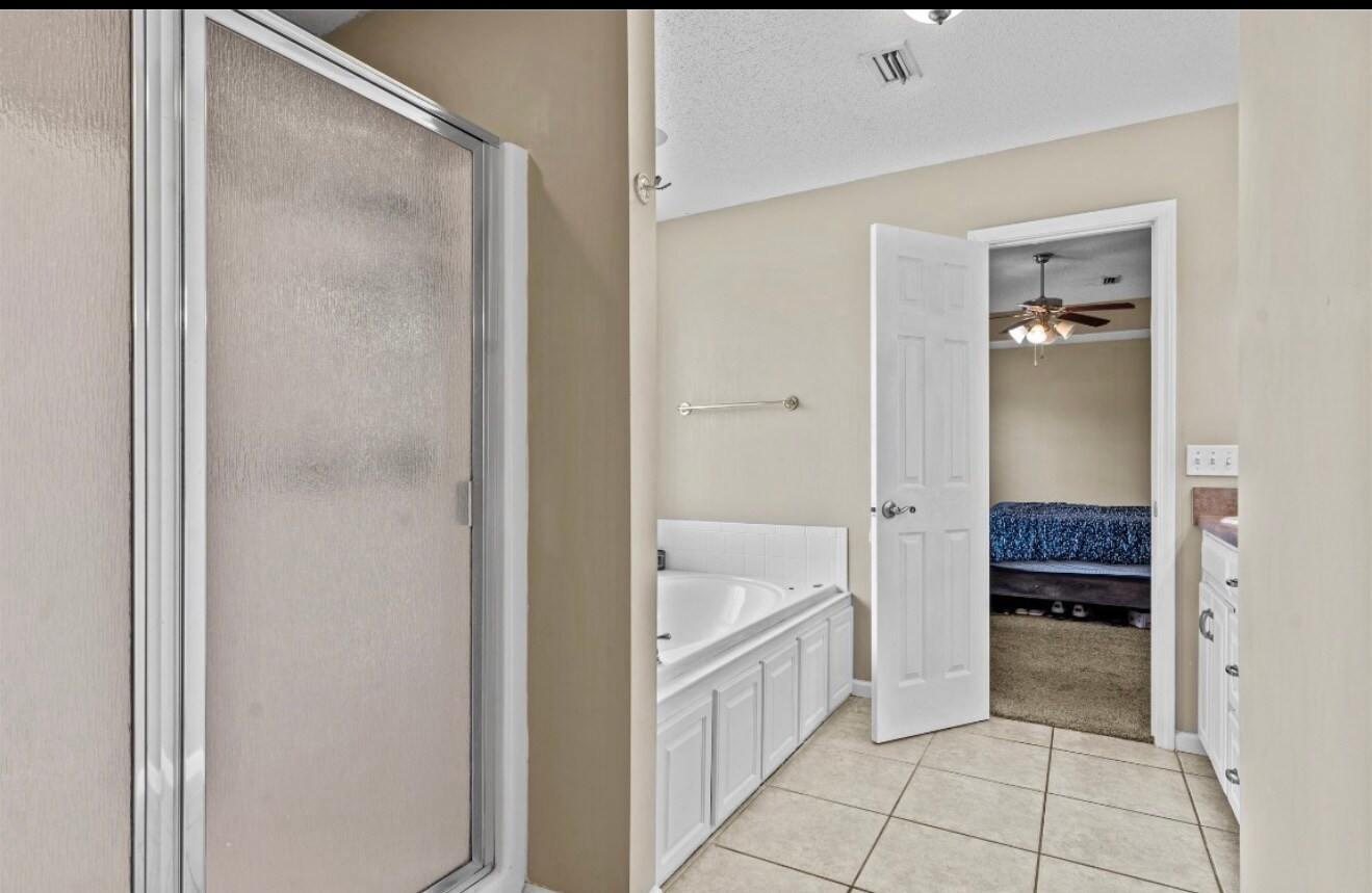 Master bed bathroom - 108 Fieldstone Dr