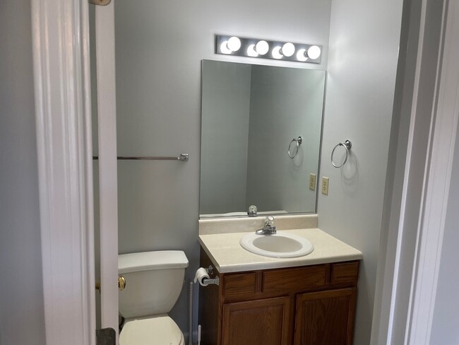Guest Bath - 7252 Lyngate Blvd