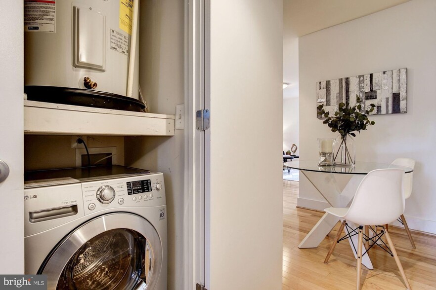 Building Photo - 809 Otis Pl NW