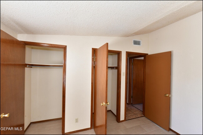 Building Photo - 4872 Maureen Cir