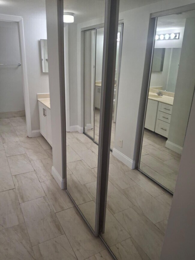 Building Photo - 9833 Westview Dr