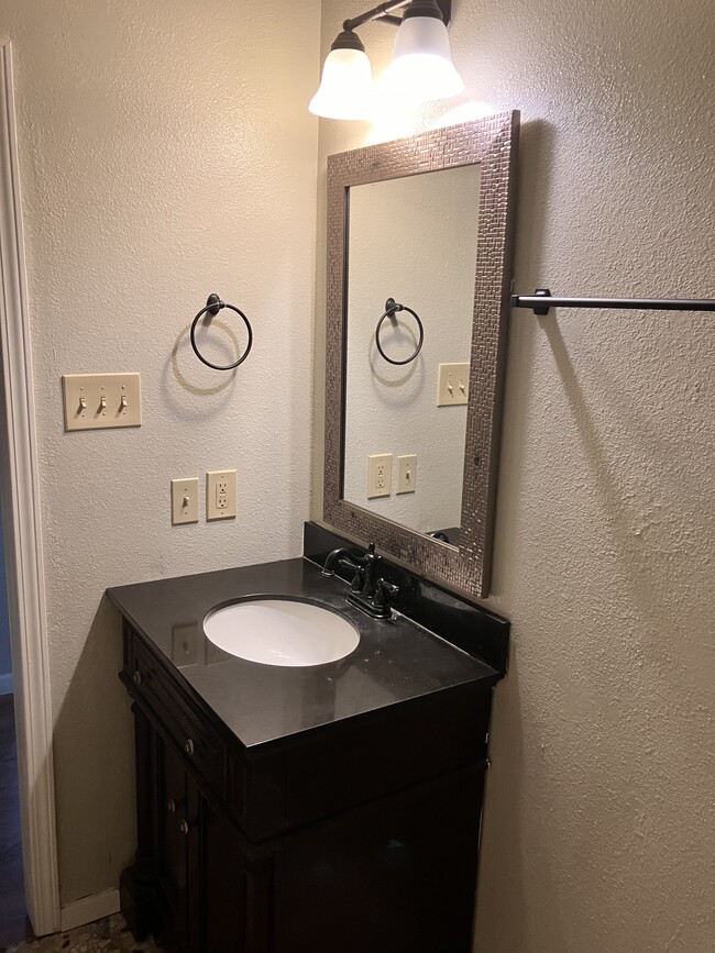 Building Photo - 212 Francis St