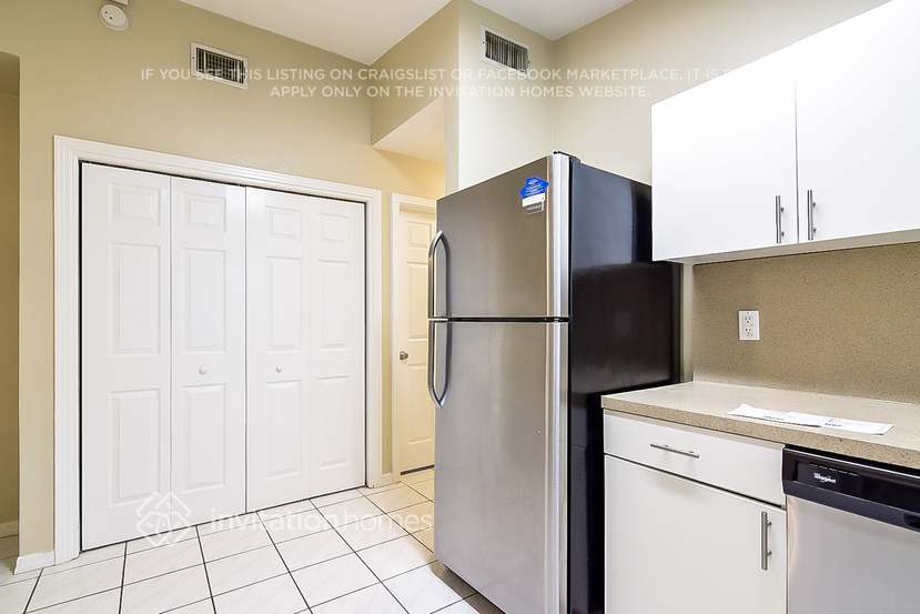 Building Photo - 813 E River Dr