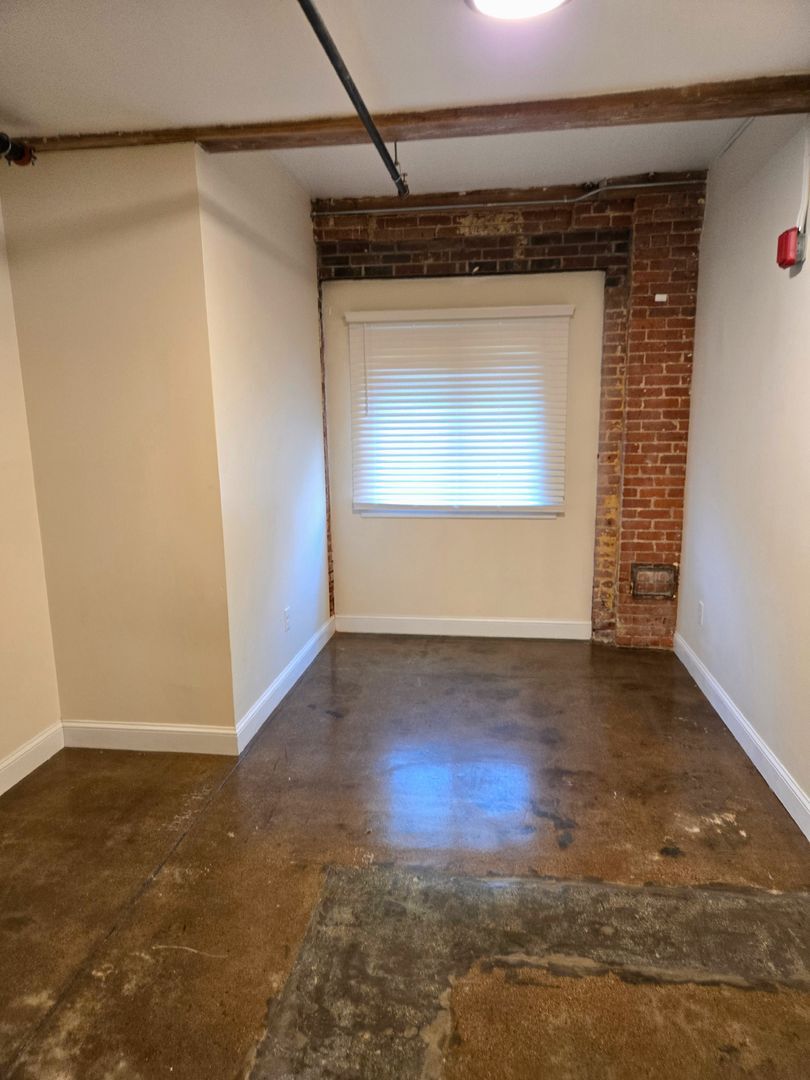 Building Photo - 548 Roosevelt Ave