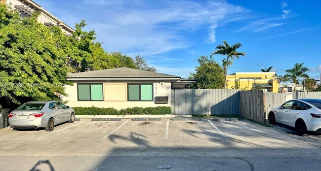 Building Photo - 1016 NE 17th Ave