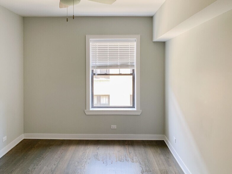 Building Photo - 1954 W Wilson Ave